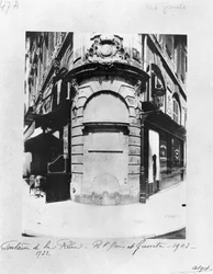 Fontaine de la Reine, rue Saint-Denis, Paris